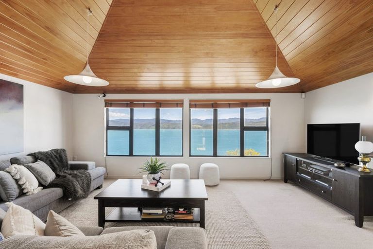 Photo of property in 38 Napier Street, Karaka Bays, Wellington, 6022