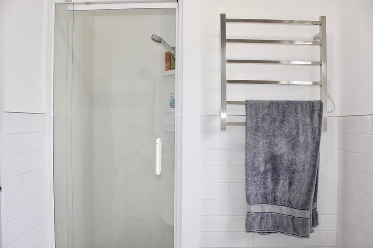 Photo of property in 58 Taipari Road, Te Atatu Peninsula, Auckland, 0610