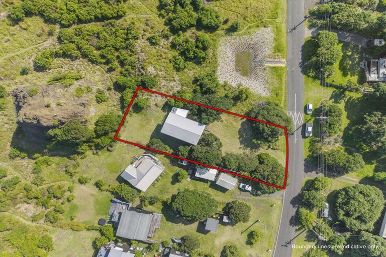 Photo of property in 36 North Piha Road, Piha, 0772