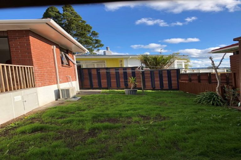 Photo of property in 28a Renata Crescent, Te Atatu Peninsula, Auckland, 0610