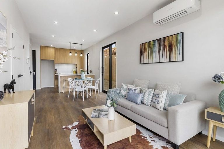 Photo of property in 121e Reeves Road, Pakuranga Heights, Auckland, 2010
