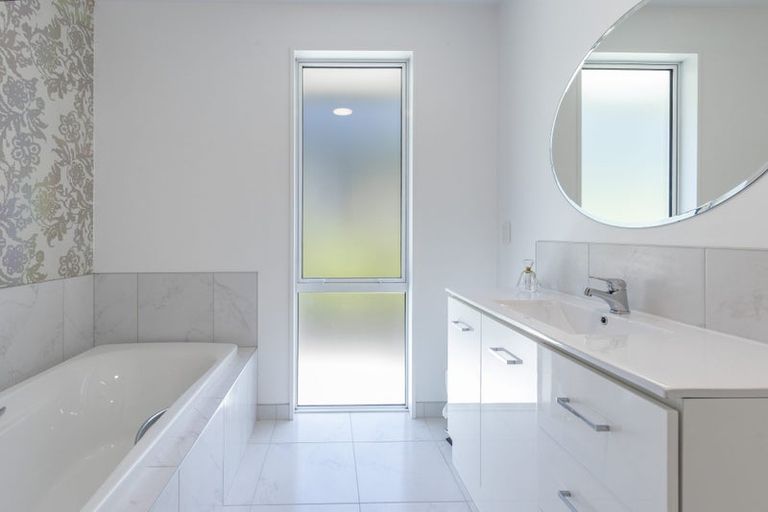 Photo of property in 72 Oakgrove Drive, Rangiora, 7400