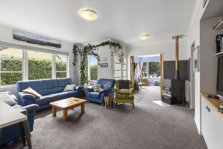 Photo of property in 318 Queens Drive, Lyall Bay, Wellington, 6022