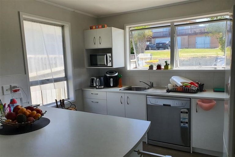 Photo of property in 64a Colwill Road, Massey, Auckland, 0614
