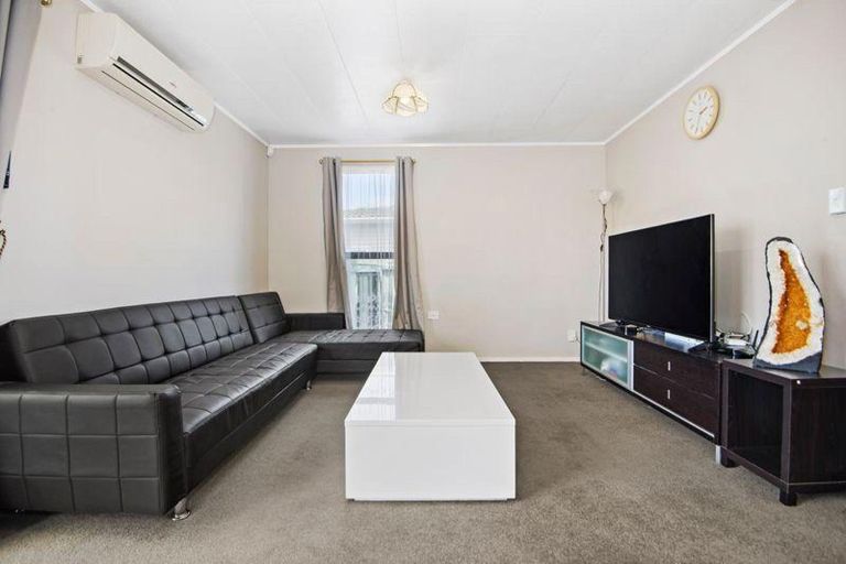 Photo of property in 32 Clendon Avenue, Papatoetoe, Auckland, 2025