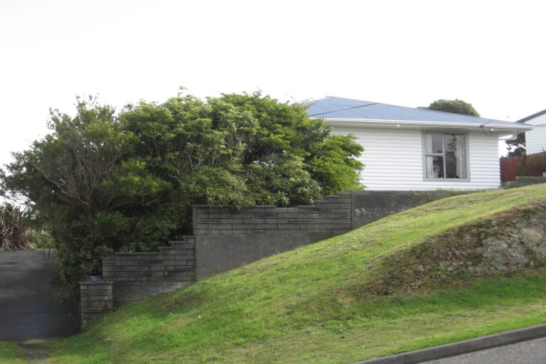 Photo of property in 9 Ruskin Road, Newlands, Wellington, 6037