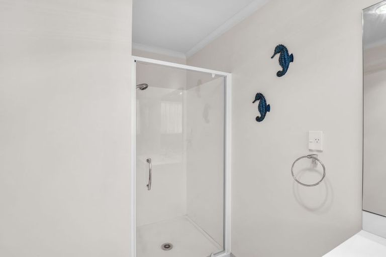 Photo of property in 21 Saltwood Street, Red Beach, 0932