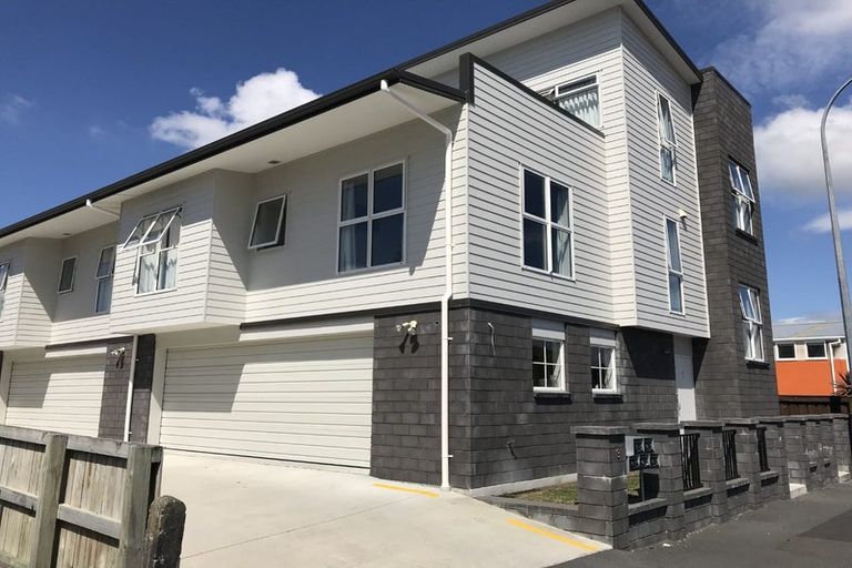 Photo of property in 3 Somerset Street, Brooklands, New Plymouth, 4310