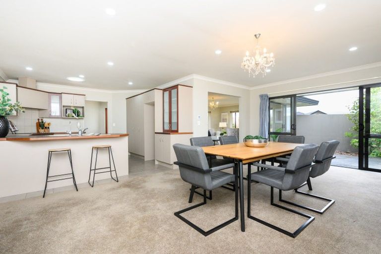 Photo of property in 6 Ron Place, Fitzherbert, Palmerston North, 4410