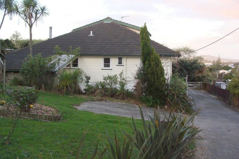 Photo of property in 537 Glenfield Road, Glenfield, Auckland, 0629