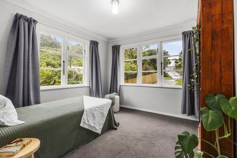 Photo of property in 5 Tui Terrace, Tawa, Wellington, 5028