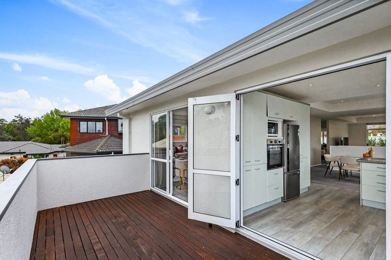 Photo of property in 5 Oystergrove Road, West Harbour, Auckland, 0618