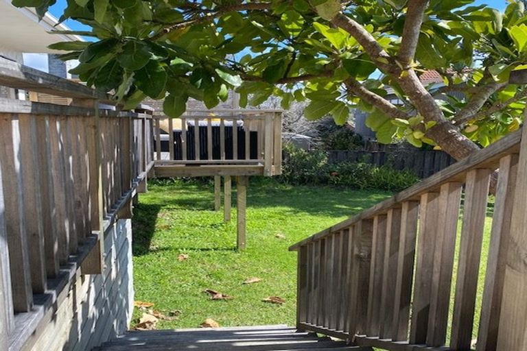 Photo of property in 2/21 Scarboro Terrace, Murrays Bay, Auckland, 0630