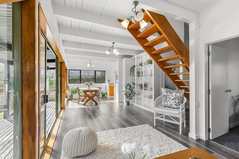 Photo of property in 117 Gloaming Hill, Titahi Bay, Porirua, 5022