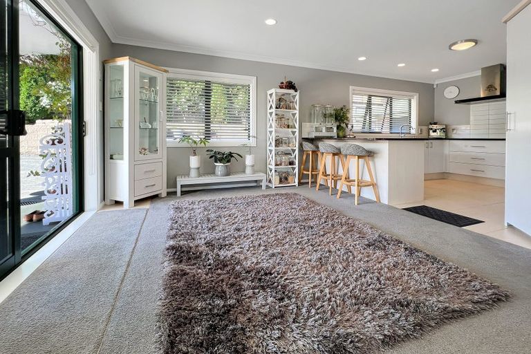 Photo of property in 15 Ina Ville Drive, Pukekohe, 2120