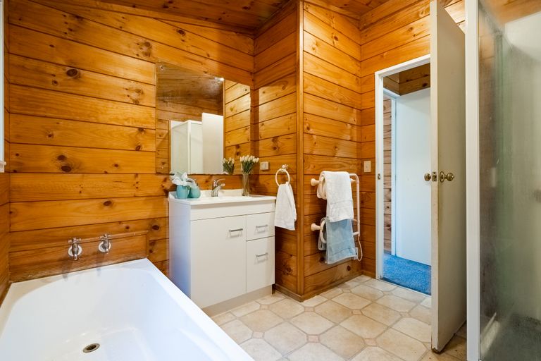Photo of property in 27 Wirihana Road, Titirangi, Auckland, 0604