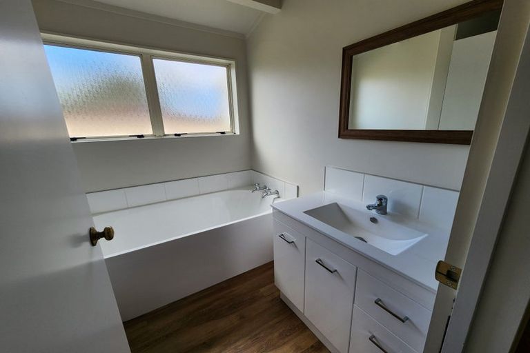 Photo of property in 15 Locket Road, Glenfield, Auckland, 0629