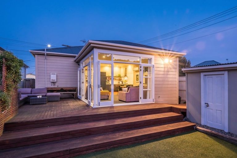 Photo of property in 90 Onepu Road, Lyall Bay, Wellington, 6022