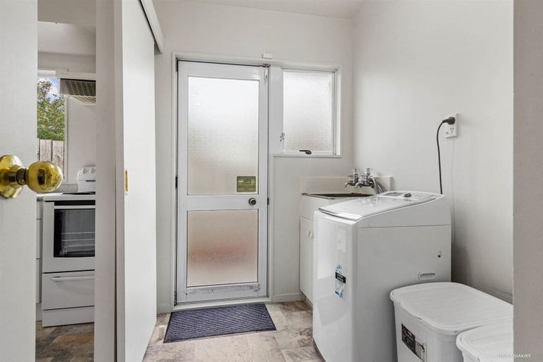 Photo of property in 2/39 Sungrove Rise, Sunnyvale, Auckland, 0612