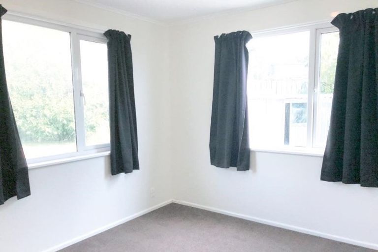 Photo of property in 1 Kinapori Terrace, Newlands, Wellington, 6037