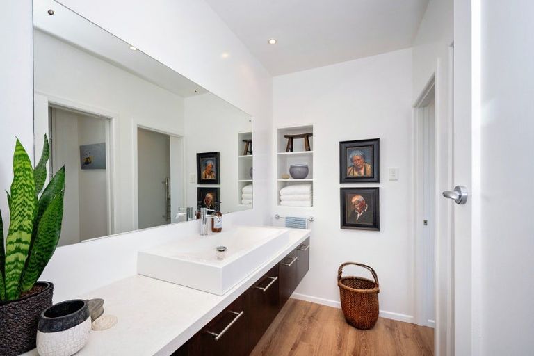 Photo of property in 2 Busby Hill, Havelock North, 4130