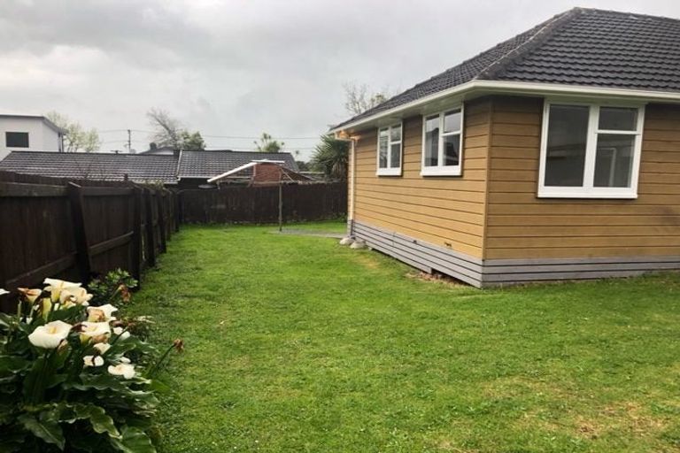 Photo of property in 3166 Great North Road, New Lynn, Auckland, 0600
