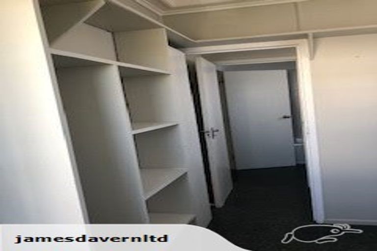 Photo of property in 6 Taipari Road, Te Atatu Peninsula, Auckland, 0610