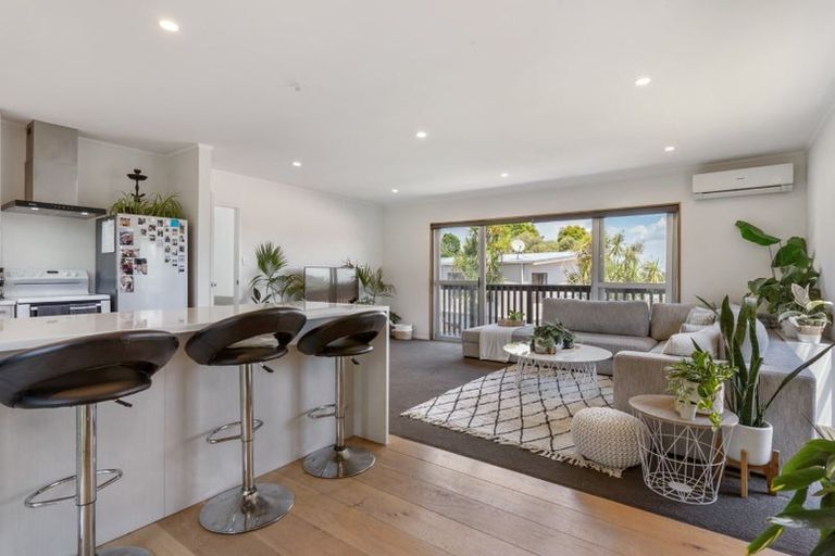 Photo of property in 2/76 Heathcote Road, Castor Bay, Auckland, 0620