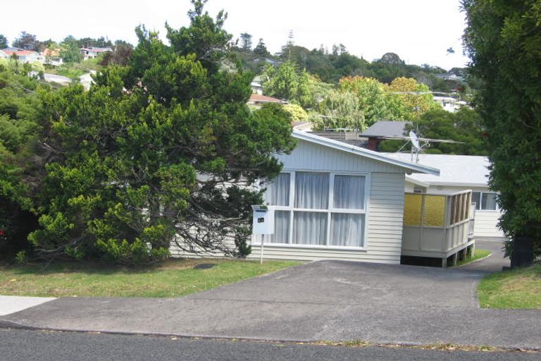 Photo of property in 4 Battle Place, Glenfield, Auckland, 0629