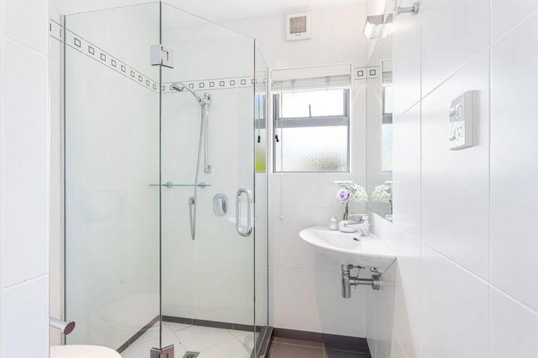 Photo of property in 40 Kittiwake Drive, Schnapper Rock, Auckland, 0632