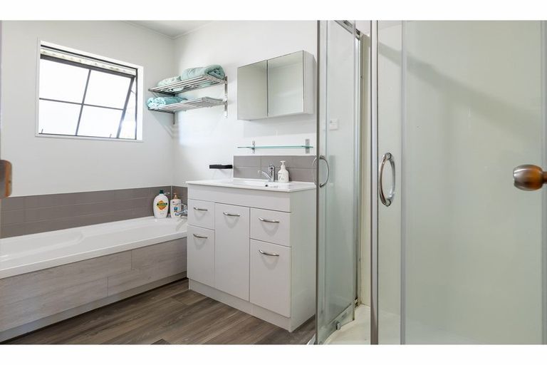 Photo of property in 7 Imperial Place, Henderson, Auckland, 0612