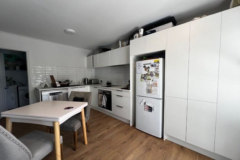 Photo of property in 21 Meadowood Drive, Unsworth Heights, Auckland, 0632