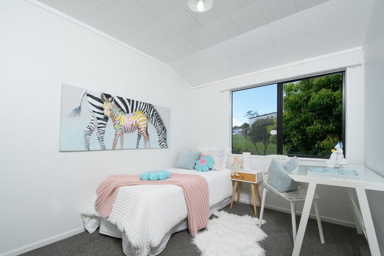 Photo of property in 39 Meadowvale Rise, Titirangi, Auckland, 0604