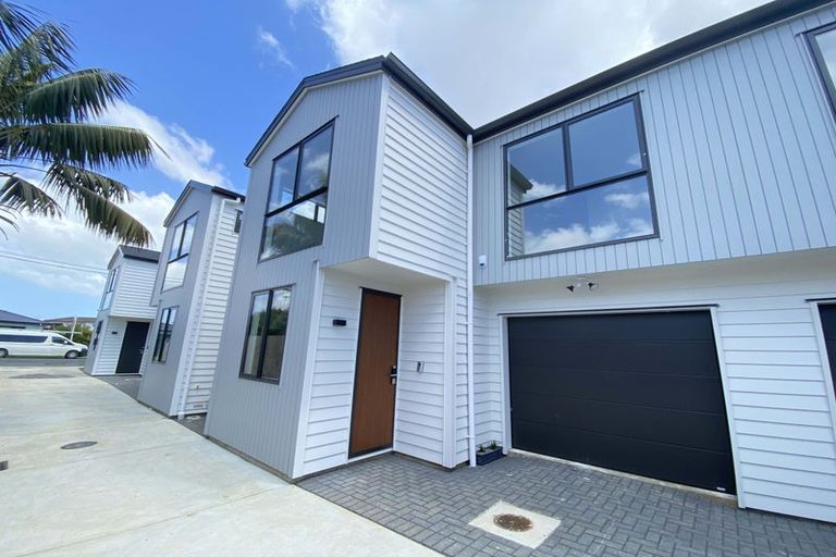 Photo of property in 42 Lavelle Road, Henderson, Auckland, 0612