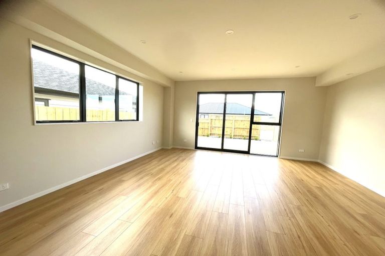 Photo of property in 18 Rorotu Avenue, Karaka, 2113