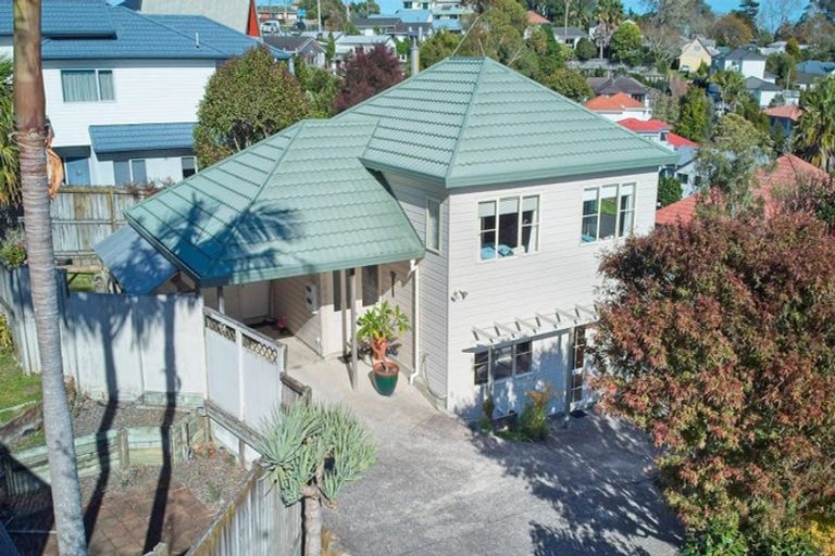 Photo of property in 2/30 Sunset Road, Unsworth Heights, Auckland, 0632