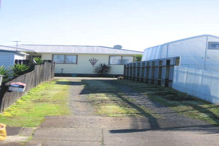 Photo of property in 2/42 Pukeroa Place, Papakura, 2110