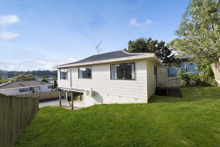 Photo of property in 12 Halloran Place, Massey, Auckland, 0614