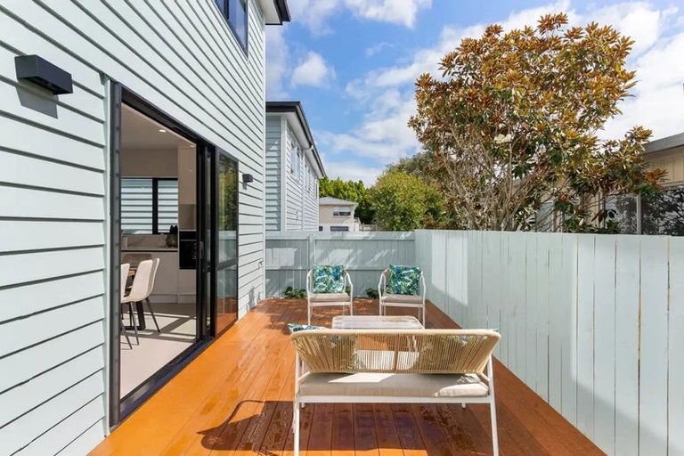 Photo of property in 17 Kathleen Street, Totara Vale, Auckland, 0627