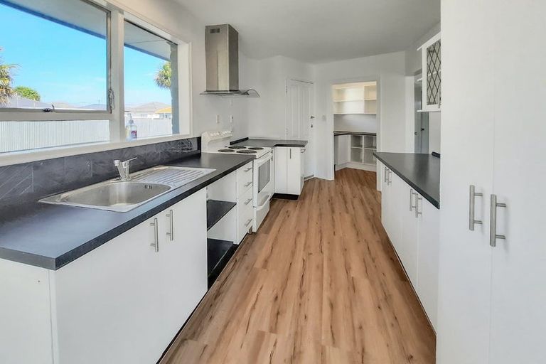 Photo of property in 10 Woodlands Place, Aranui, Christchurch, 8061