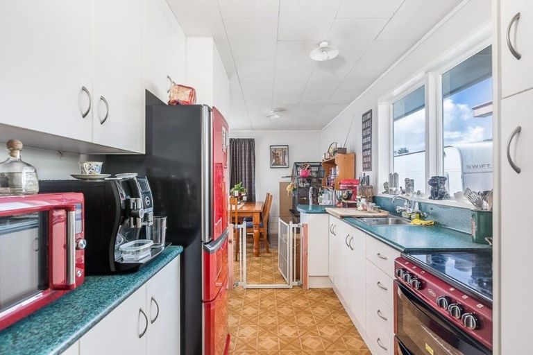 Photo of property in 5 Rapaki Place, Te Atatu Peninsula, Auckland, 0610