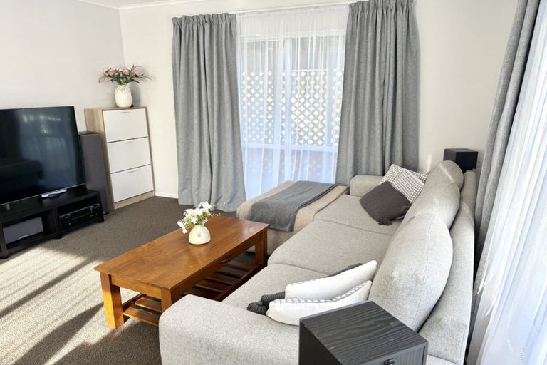 Photo of property in 43 Cleat Street, Whitby, Porirua, 5024