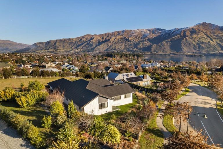 Photo of property in 16 Forest Heights, Wanaka, 9305