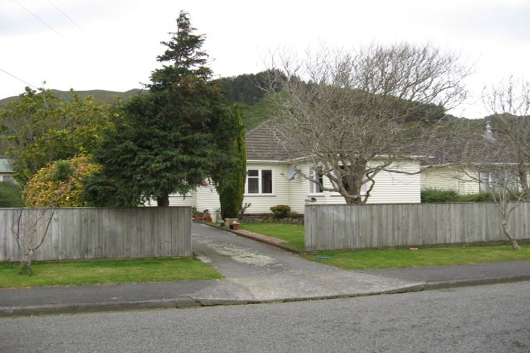 Photo of property in 6 Miles Crescent, Wainuiomata, Lower Hutt, 5014