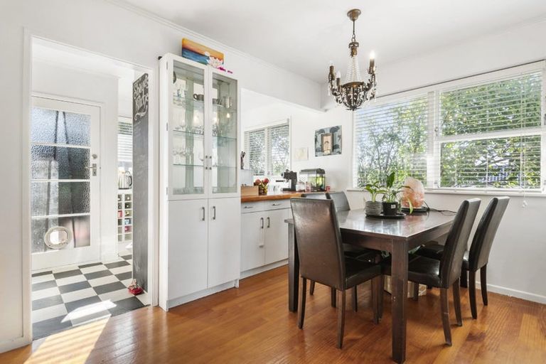 Photo of property in 10 Aplin Place, Birkdale, Auckland, 0626