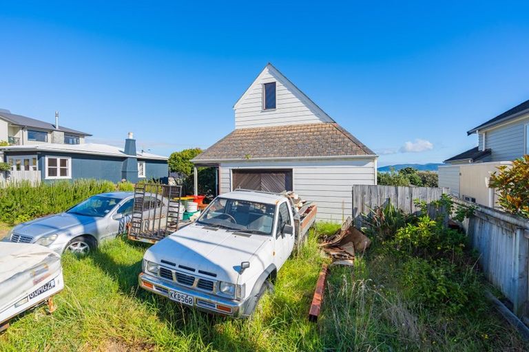 Photo of property in 122 Seaview Road, Paraparaumu Beach, Paraparaumu, 5032
