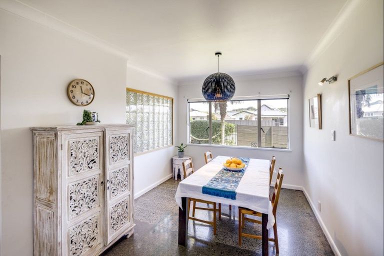 Photo of property in 28 Chester Street, Taradale, Napier, 4112