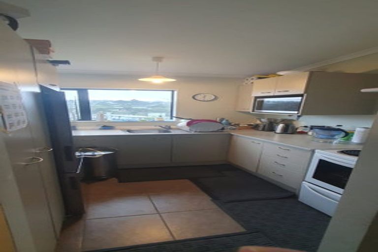 Photo of property in 31 Stewart Drive, Newlands, Wellington, 6037