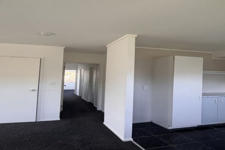Photo of property in 1 Loughanure Place, Massey, Auckland, 0614