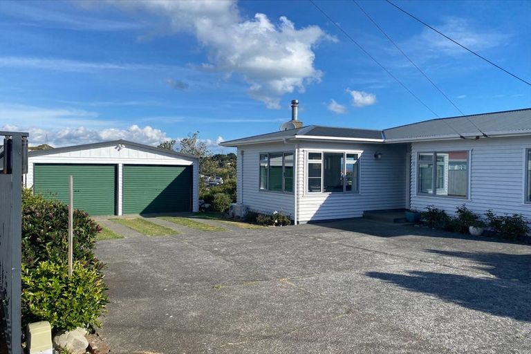 Photo of property in 86 Ruskin Road, Newlands, Wellington, 6037